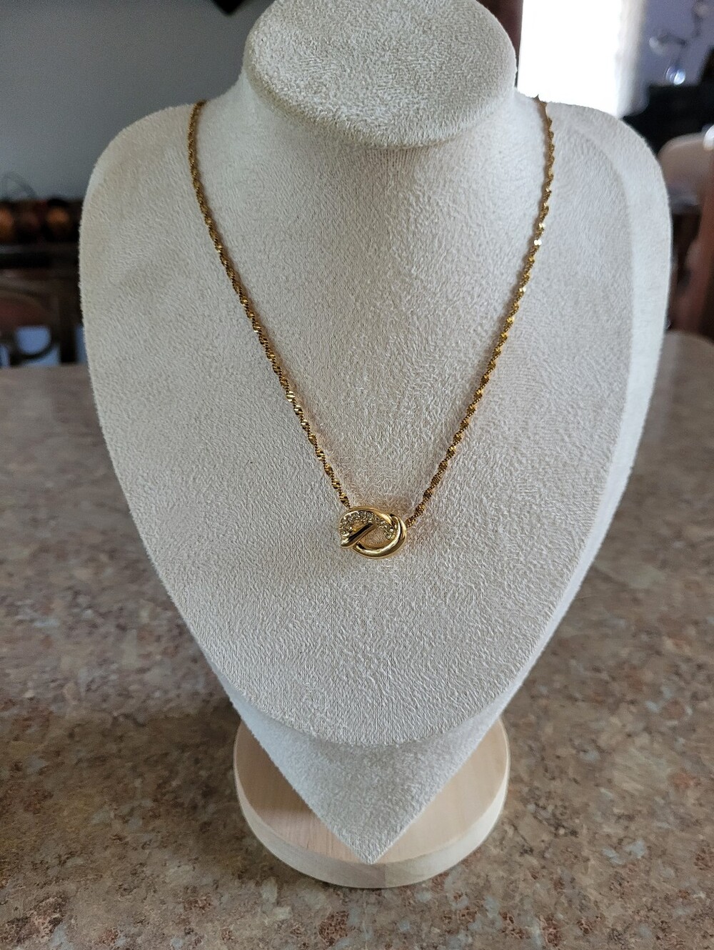 Gold Interlocking Circle Pendant Necklace - Elegant Women's Jewelry